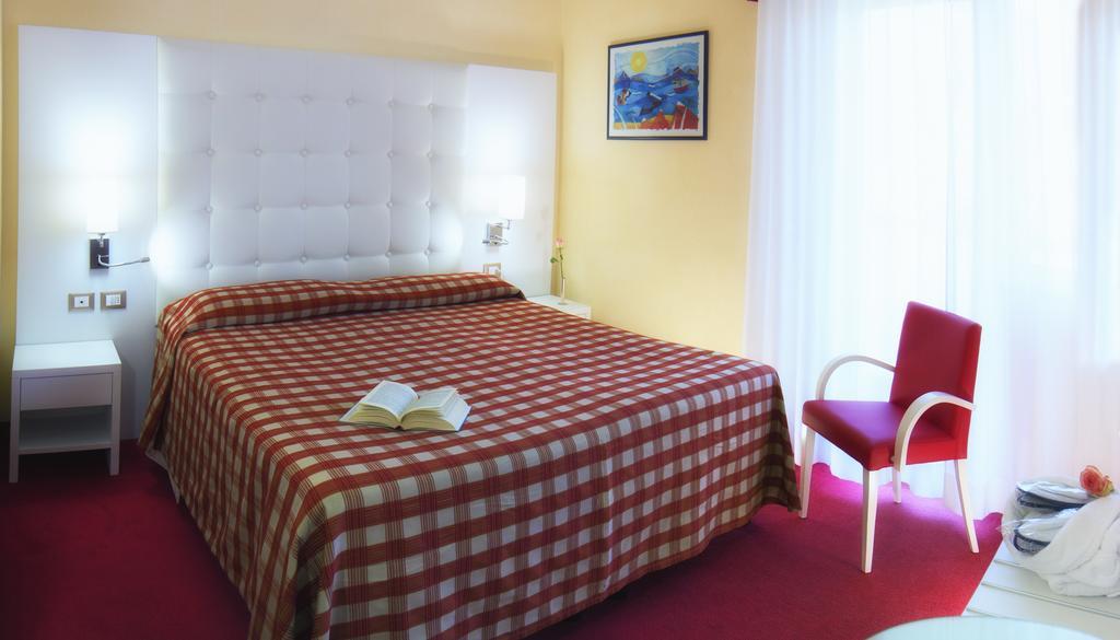 Hotel Arizona Lignano Sabbiadoro Exterior photo